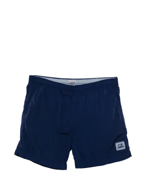 C.P. Company shorts de playa con parche del logo