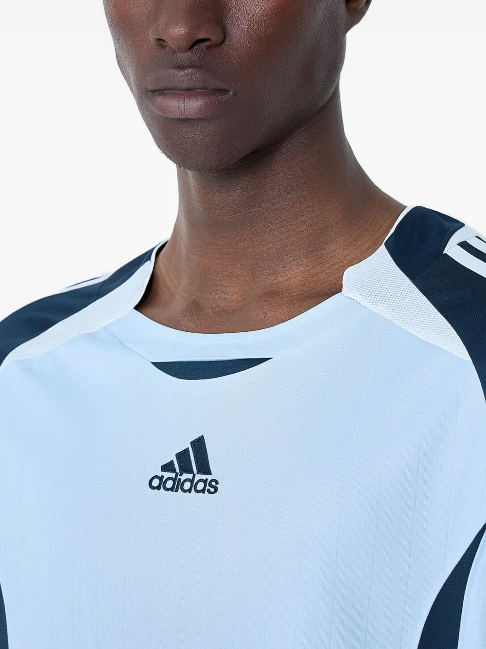 adidas T-shirt met geborduurd logo en ronde hals Blauw