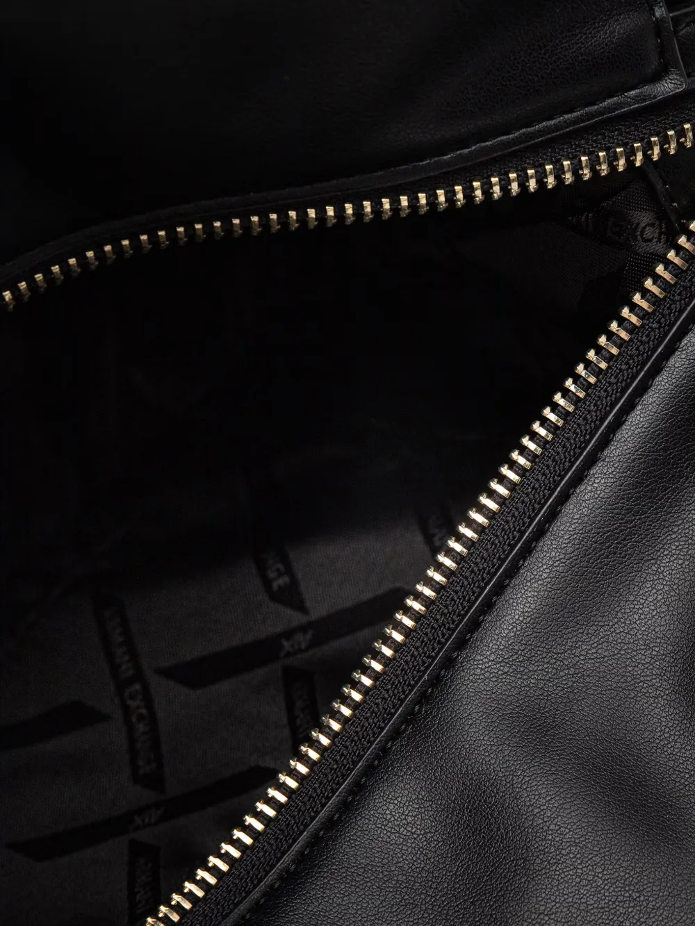 Armani Exchange Schoudertas met verstelbaar bandje en logo-plakkaat Zwart