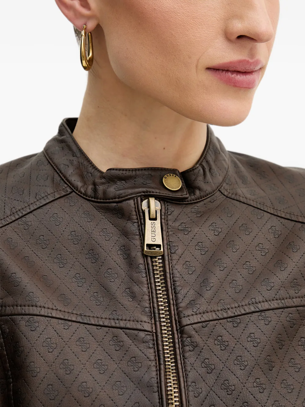 GUESS USA Jack met monogram-reliëf en bandkraag Bruin