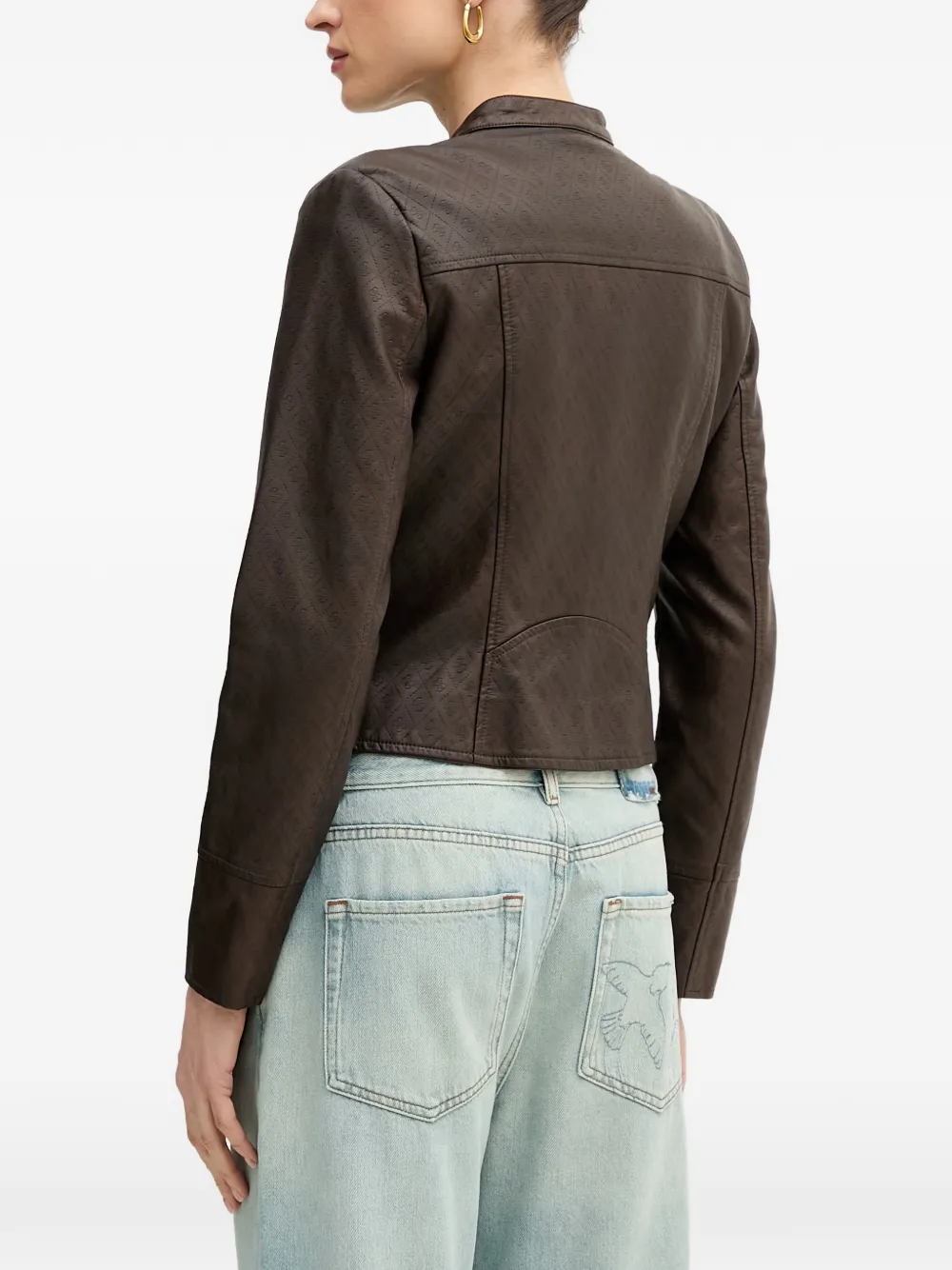 GUESS USA Jack met monogram-reliëf en bandkraag Bruin