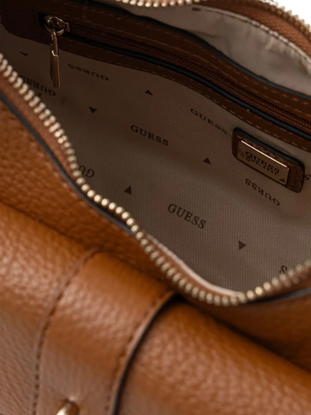 GUESS USA Jessa bewerkte schoudertas met logoplakkaat Bruin