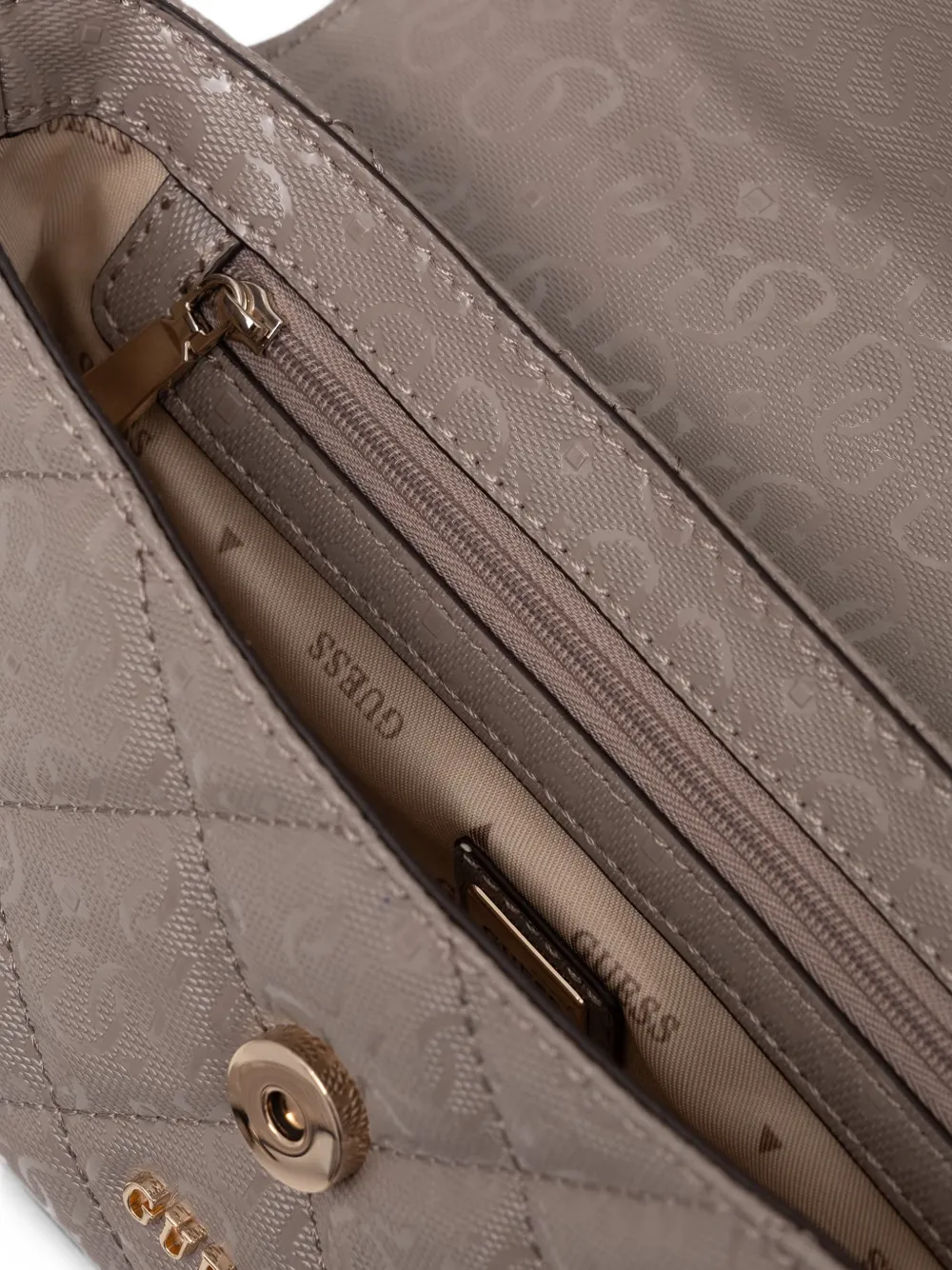 GUESS USA Libby gewatteerde schoudertas met logo-reliëf Beige