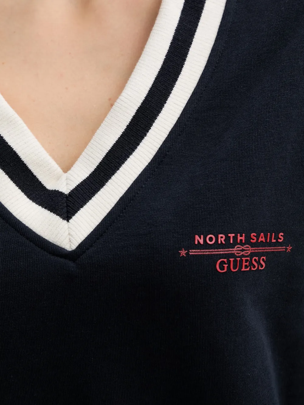 GUESS USA x North Sails sweater met gestreepte afwerking en V-hals Blauw