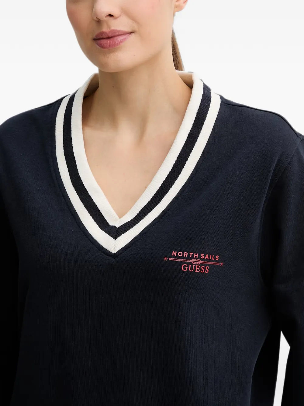 GUESS USA x North Sails sweater met gestreepte afwerking en V-hals Blauw