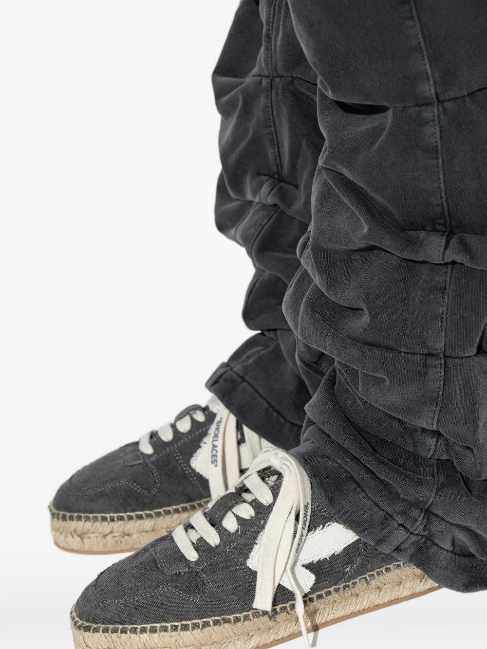 Off-White Arrows frayed sneakers Grijs