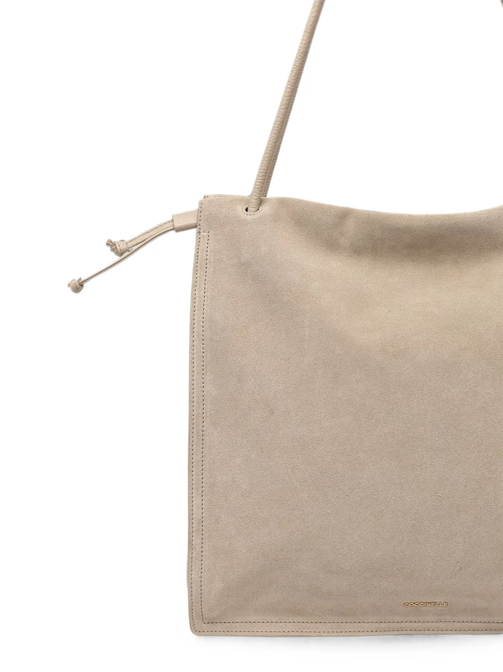 Coccinelle Suède shopper met logopatch Beige