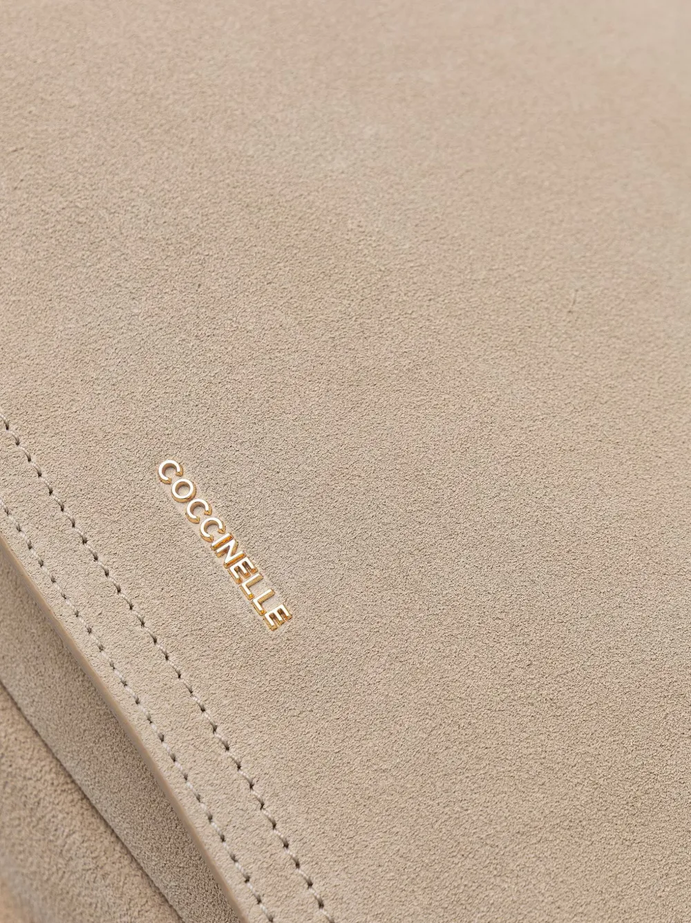 Coccinelle Suède shopper met logopatch Beige
