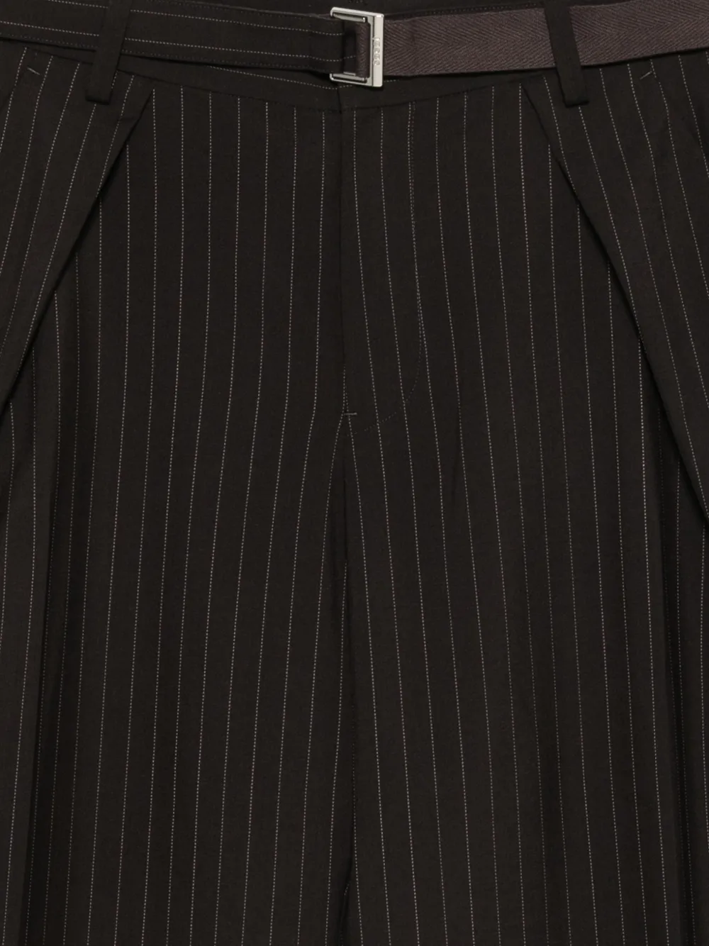 sacai Broek met krijtstreep en ceintuur Bruin