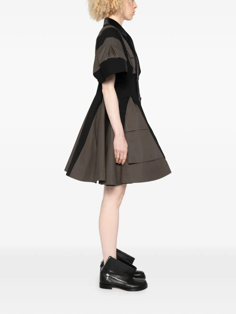sacai Mini-jurk met dubbele rij knopen en vlakken Zwart
