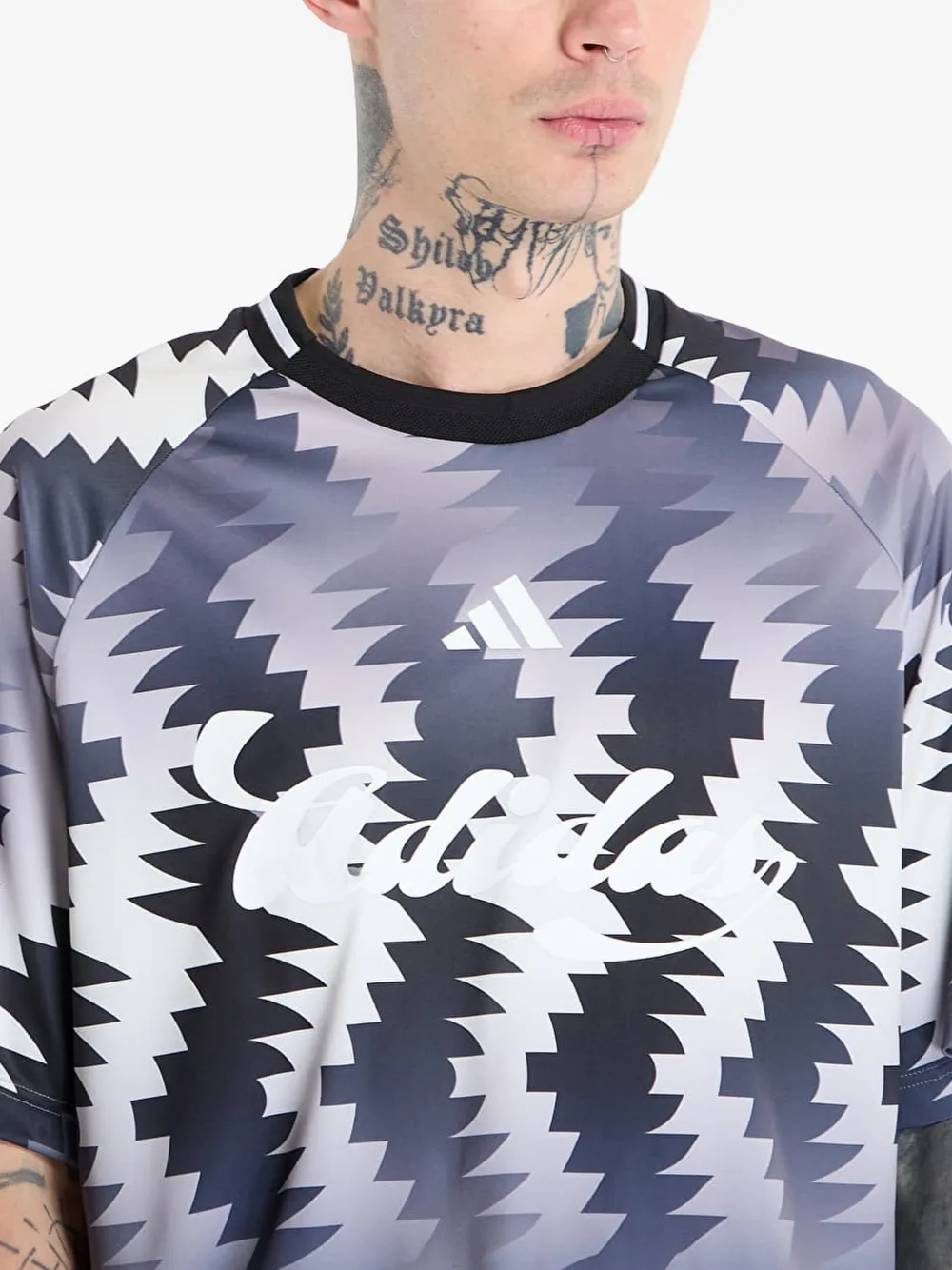 adidas T-shirt met zigzag-print Grijs
