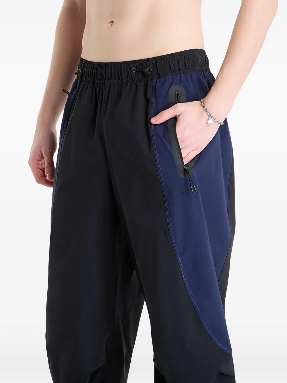 Nike Dri-FIT geweven trainingsbroek met colourblocking Zwart