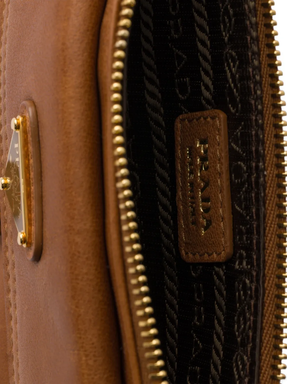 Prada Portemonnee van nappa leer met schouderband Bruin