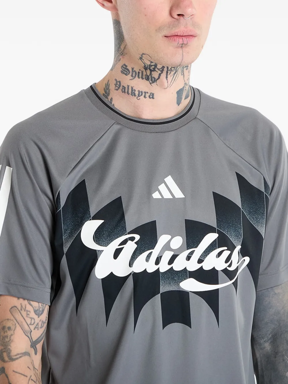 adidas Gestreept T-shirt met logo Grijs