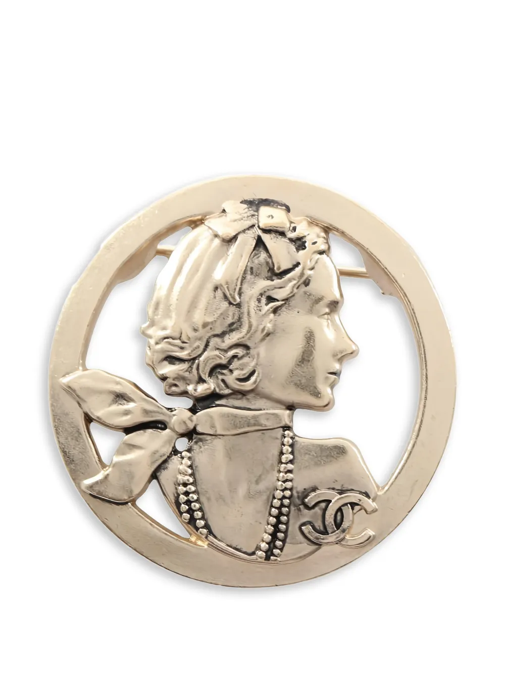 CHANEL Pre-Owned 1986-1988 Mademoiselle round mark brooch - Oro