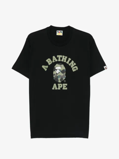 A BATHING APE® playera con estampado militar