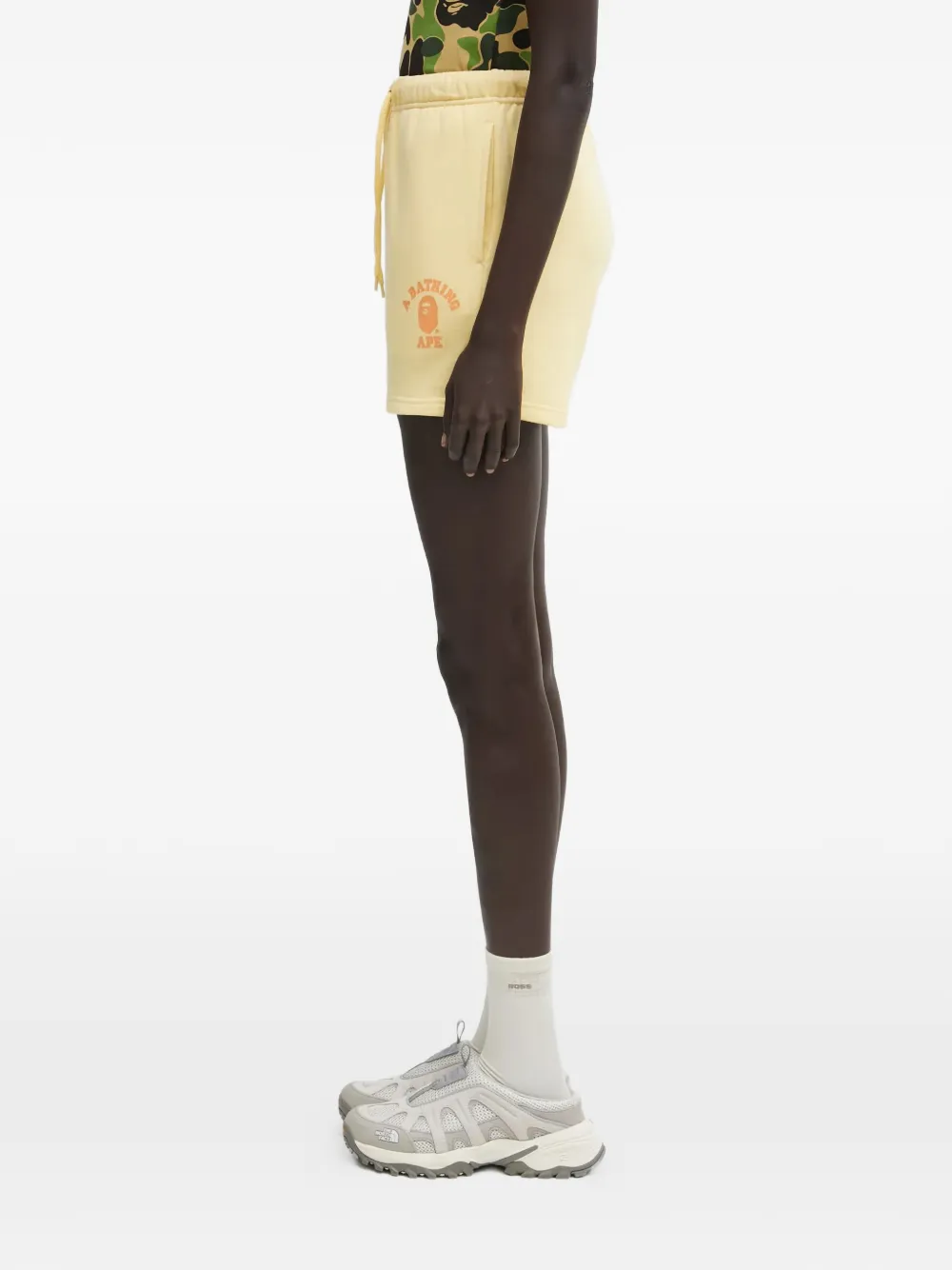 A BATHING APE Shorts met logoprint Geel