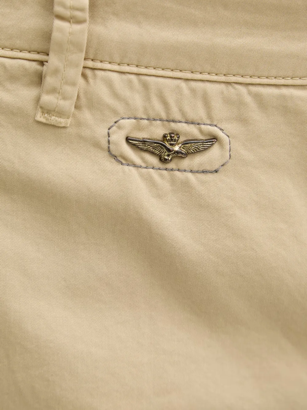 Aeronautica Militare Shorts met logoplakkaat Beige
