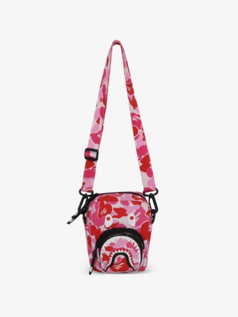 A BATHING APE® شنطة ماسنجر بطبعة كاموفلاج