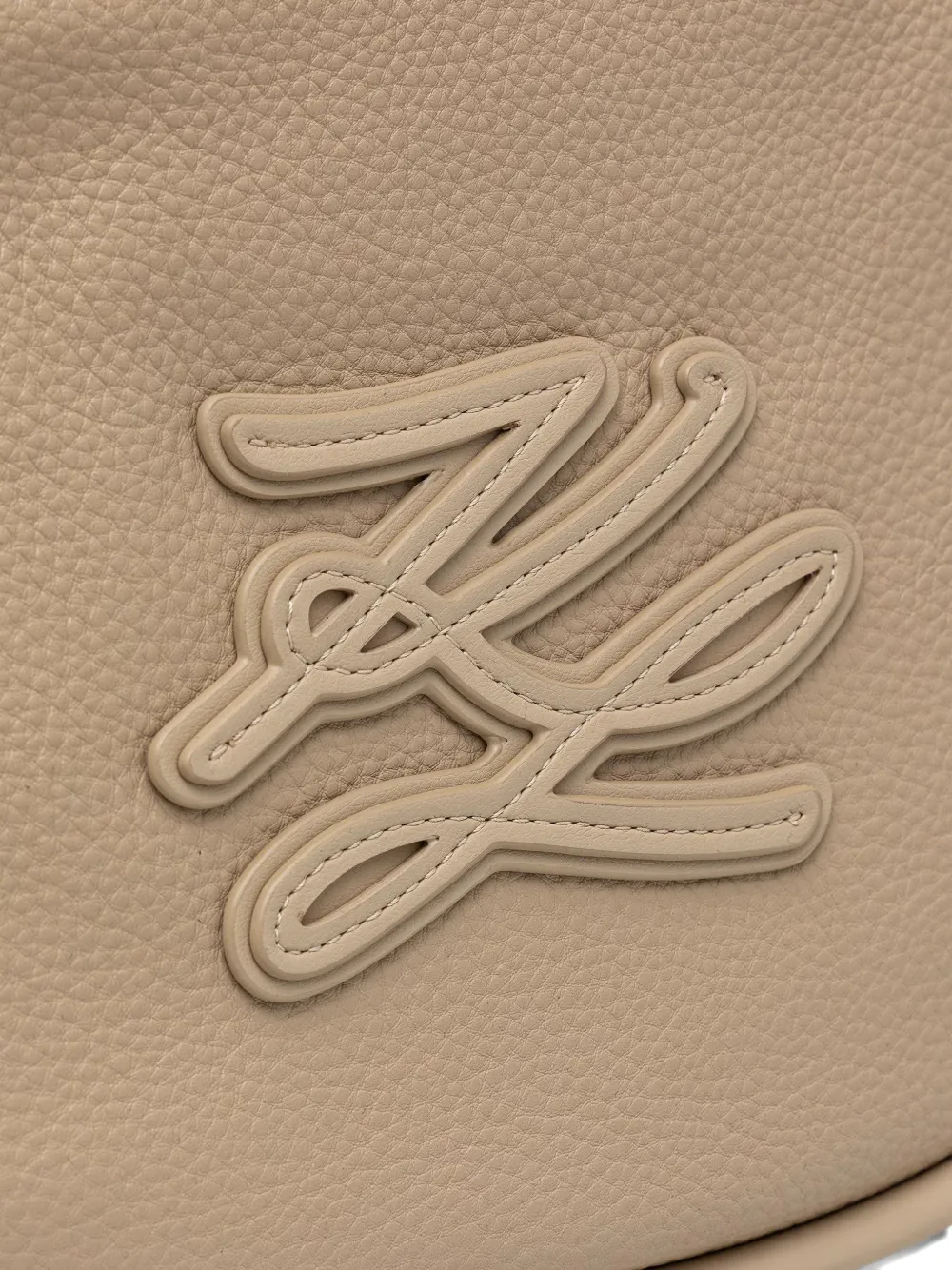 Karl Lagerfeld Schoudertas met monogram-patch van bewerkt leer Beige