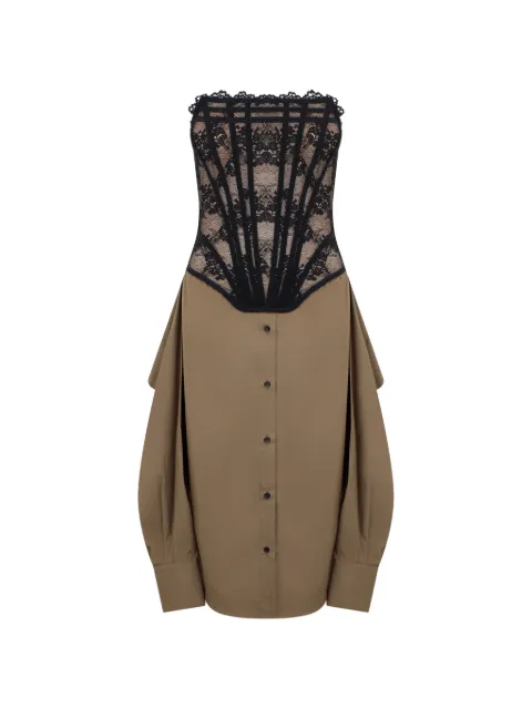 Giuseppe Di Morabito vestido con botones y detalle de encaje