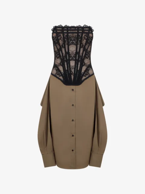 Giuseppe Di Morabito vestido con botones y detalle de encaje