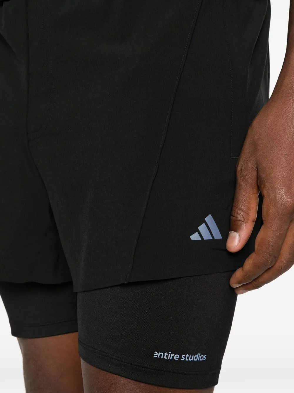adidas x Gehele Studios gelaagde shorts met logoprint Zwart