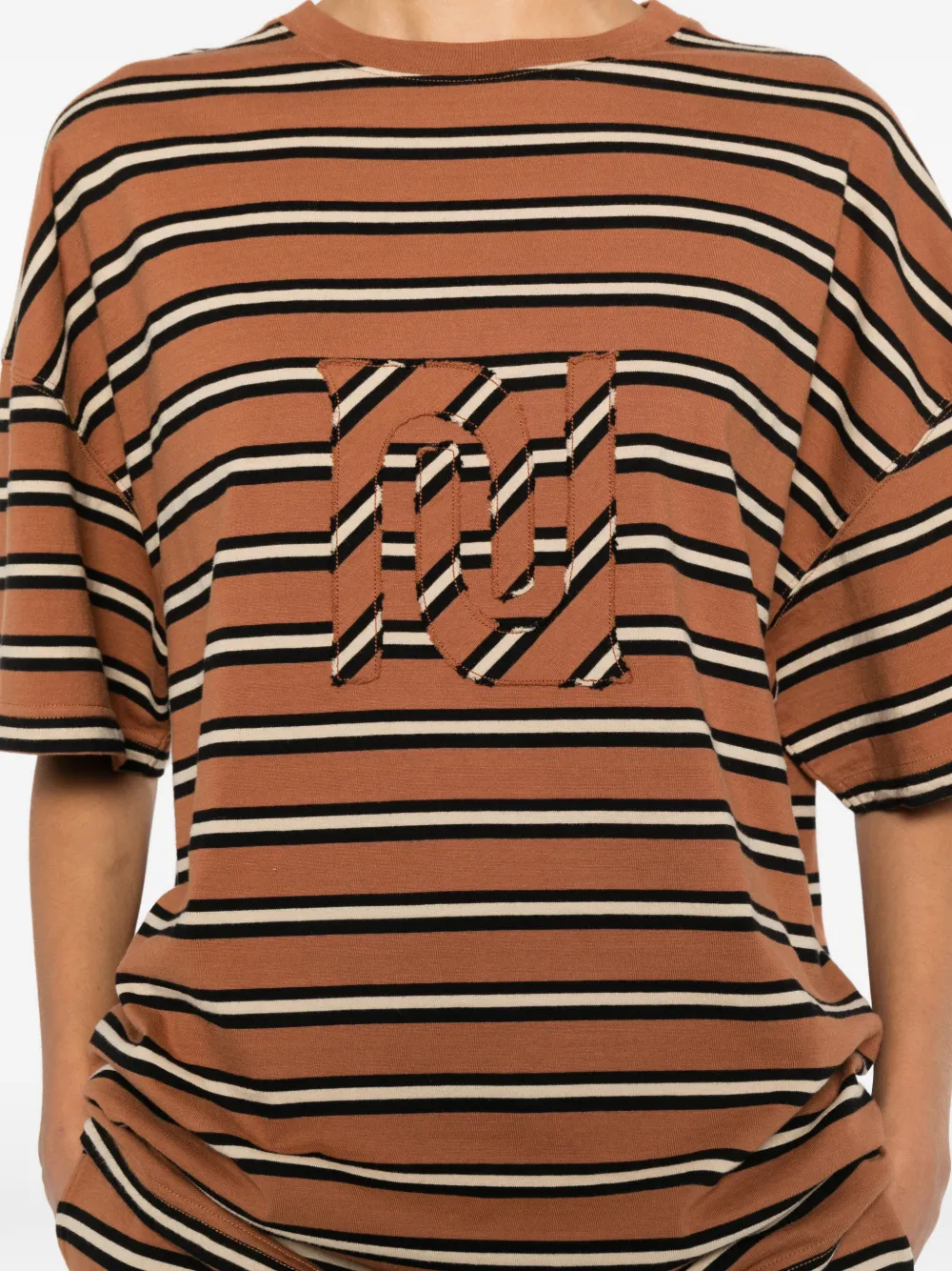 Nanushka Wren gestreept T-shirt met monogrampatch Bruin