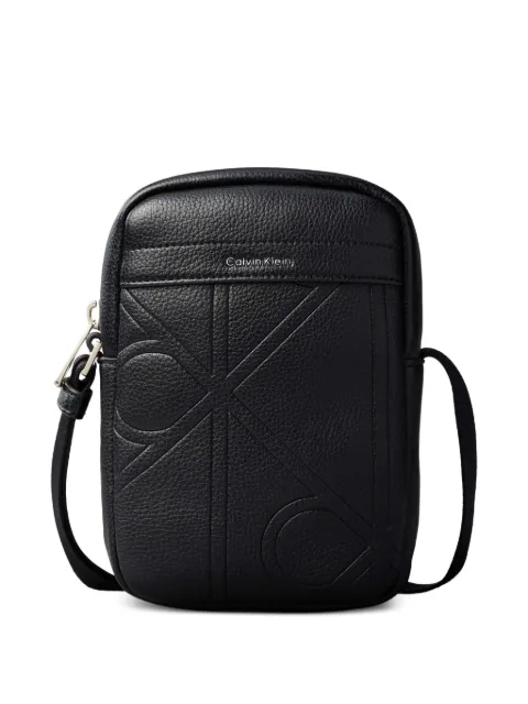 Calvin Klein ロゴエンボス ショルダーバッグ