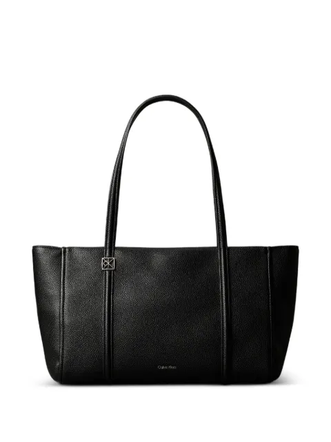 Calvin Klein tote con placa del logo