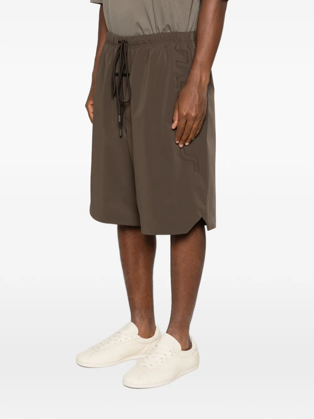 FEAR OF GOD ESSENTIALS Active Trace shorts met borduurwerk Bruin