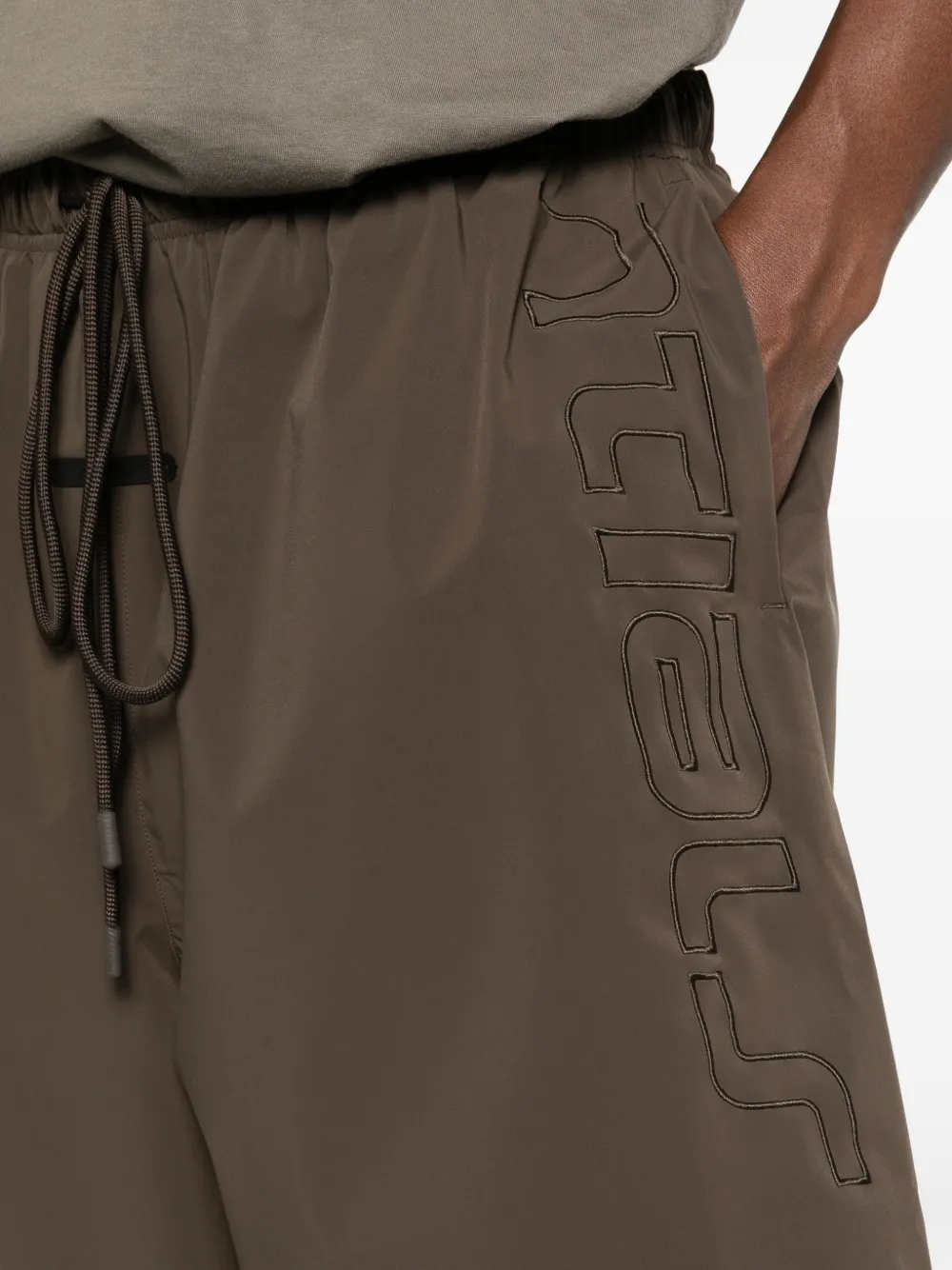 FEAR OF GOD ESSENTIALS Active Trace shorts met borduurwerk Bruin