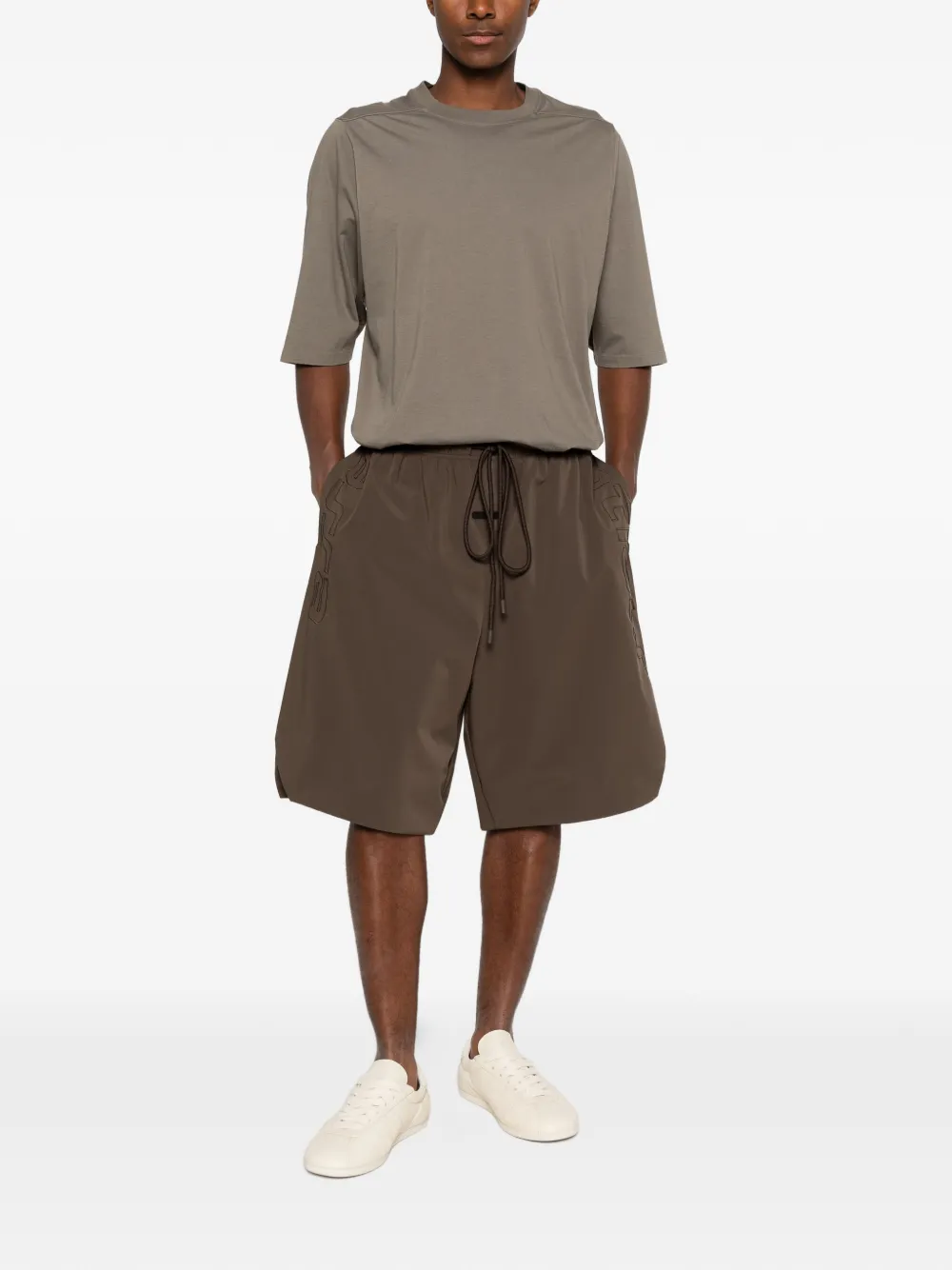 FEAR OF GOD ESSENTIALS Active Trace shorts met borduurwerk Bruin