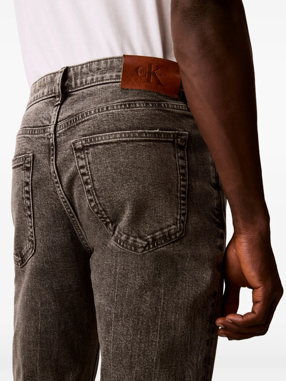 Calvin Klein Jeans met logo-patch en acid-wassing Bruin