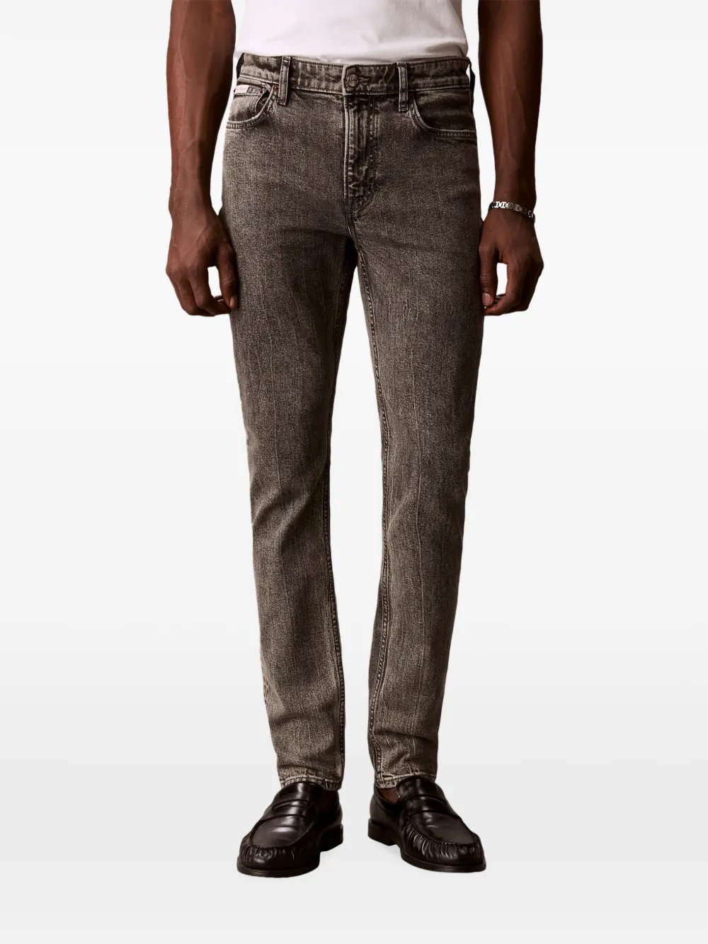 Calvin Klein Jeans met logo-patch en acid-wassing Bruin