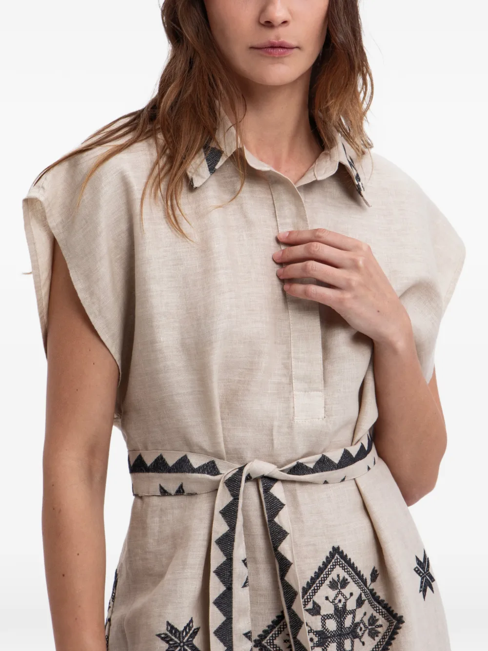 GREEK ARCHAIC KORI Jurk met geometrische print en ceintuur Beige
