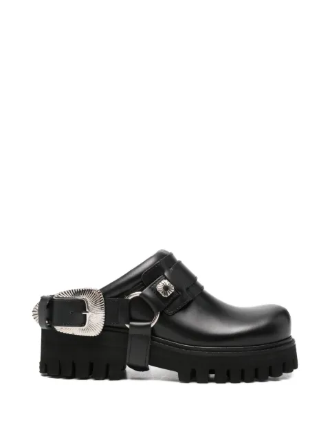 Toga Pulla mules con detalle de hebilla