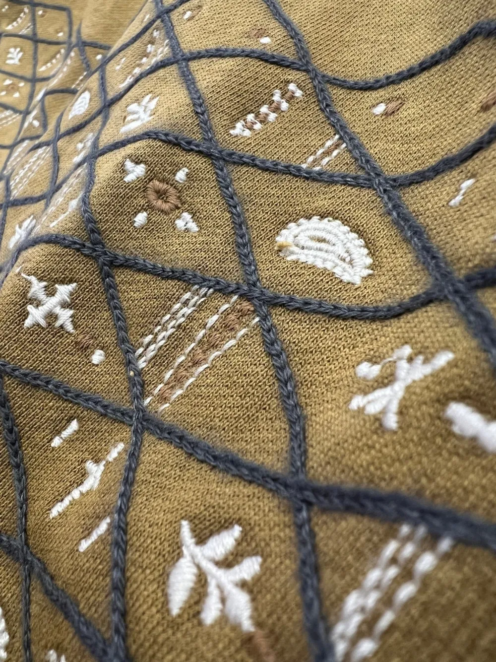 FOUND Hoodie met geborduurde rand Beige