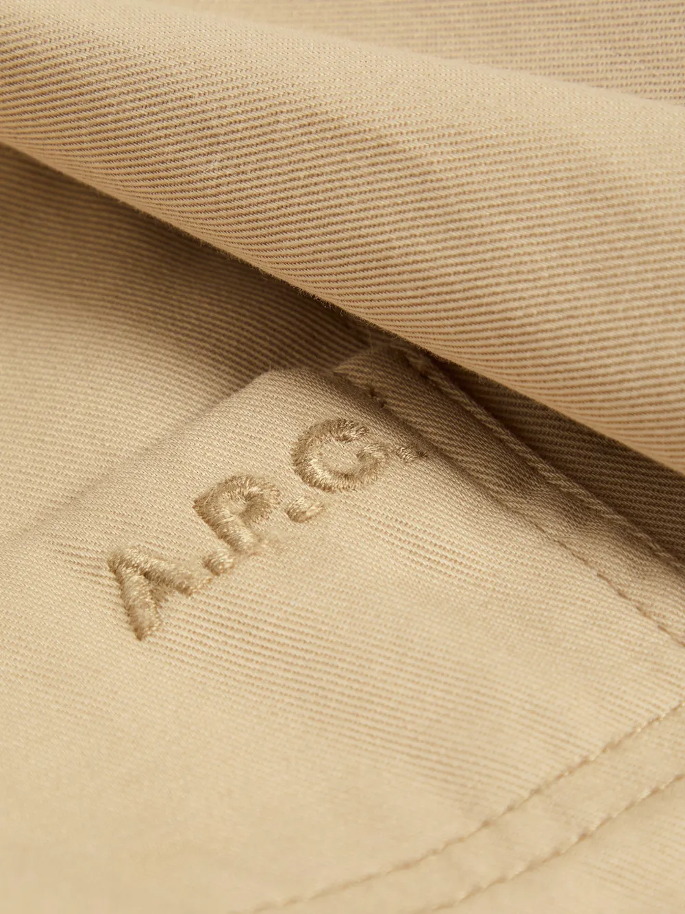 A.P.C. Jack met geborduurd logo en borstzak Beige