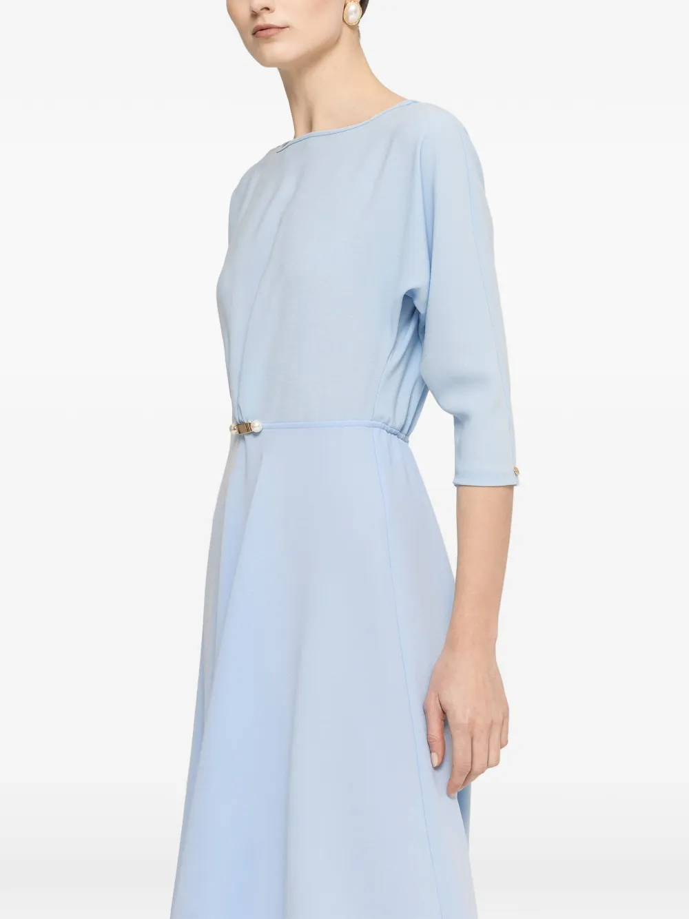 NISSA Crêpe midi-jurk met parel-detail Blauw
