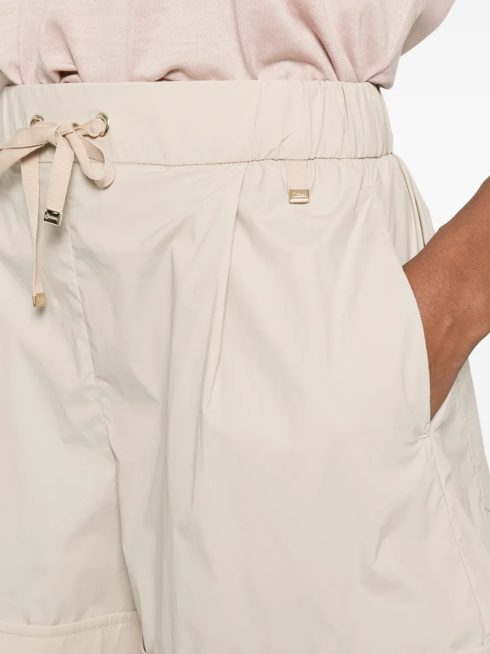 Herno Geplooide shorts met trekkoord Beige