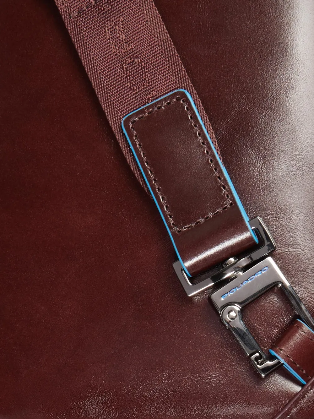 PIQUADRO iPad crossbodytas met logoplakkaat Bruin