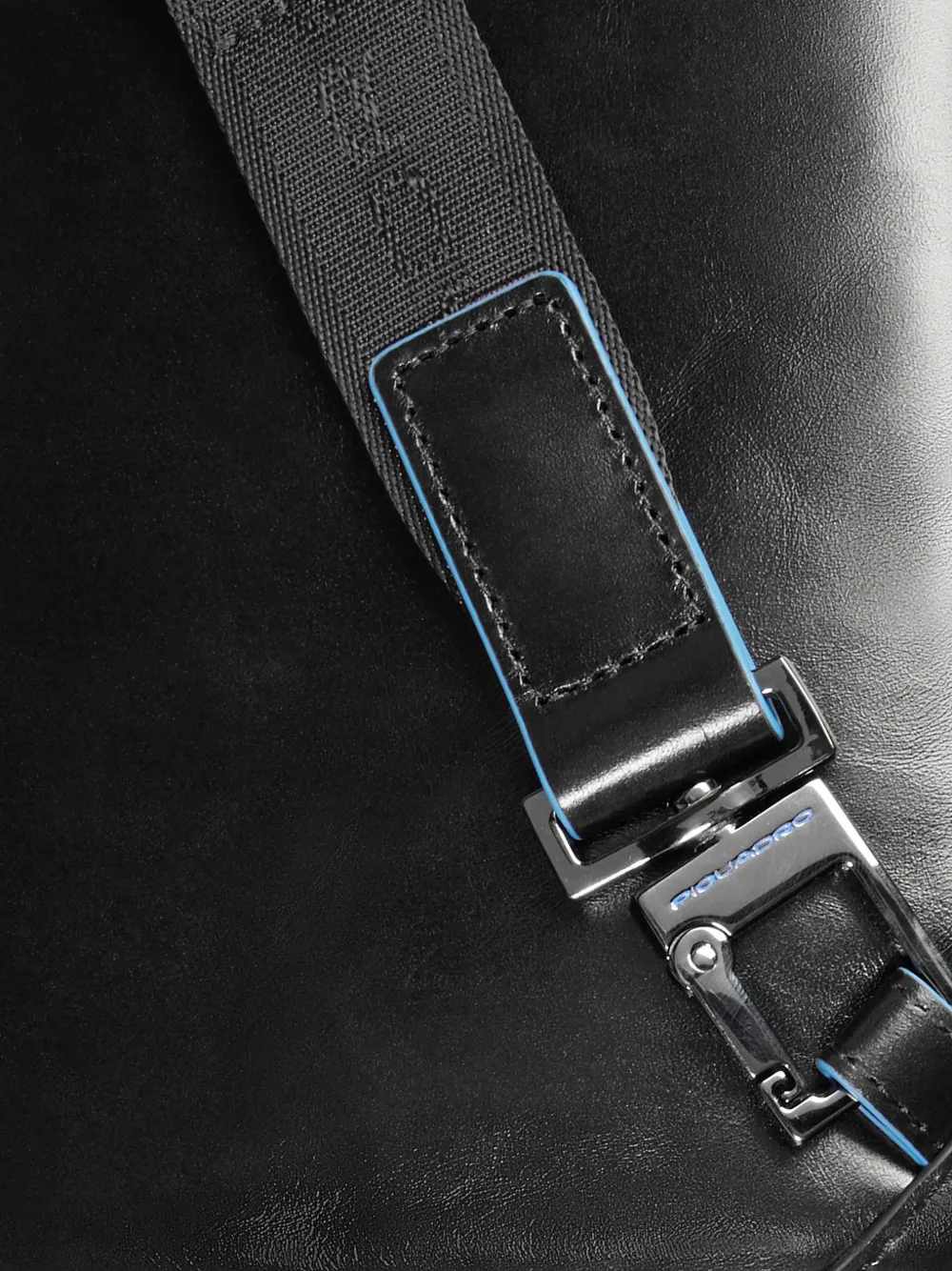 PIQUADRO iPad crossbodytas met logoplakkaat Zwart