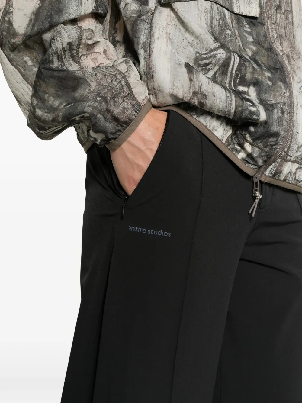 adidas x complete studios Z.N.E. logoprinten broek met wijde pijpen Zwart