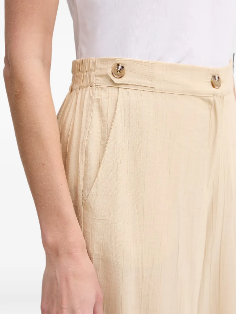 Gaudi Broek met gekreukt effect en knoopdetail Beige