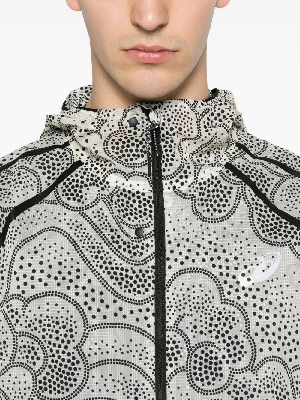 ASICS Jack met capuchon en print Wit