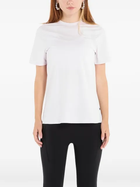 On playera con cuello redondo