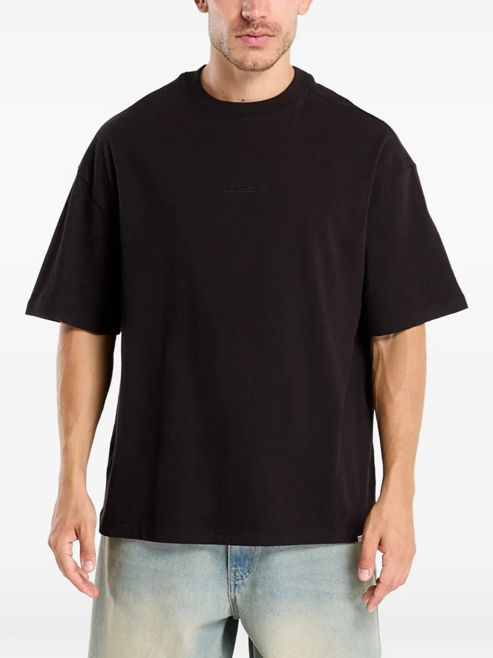 Mitchell & Ness 로고 자수 티셔츠 | 블랙 | Image 1