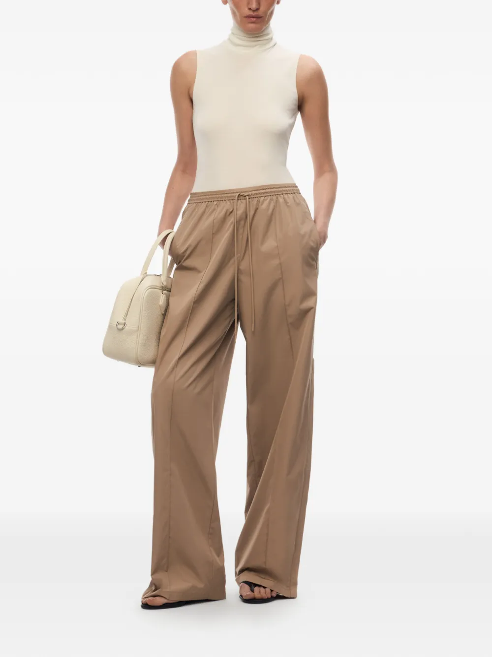 12 STOREEZ Nicole mouwloze top met col Beige