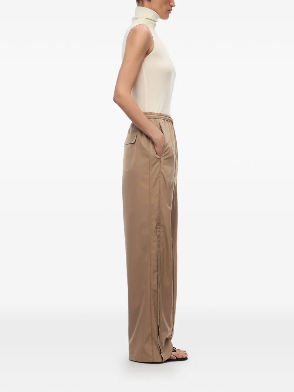12 STOREEZ Nicole mouwloze top met col Beige